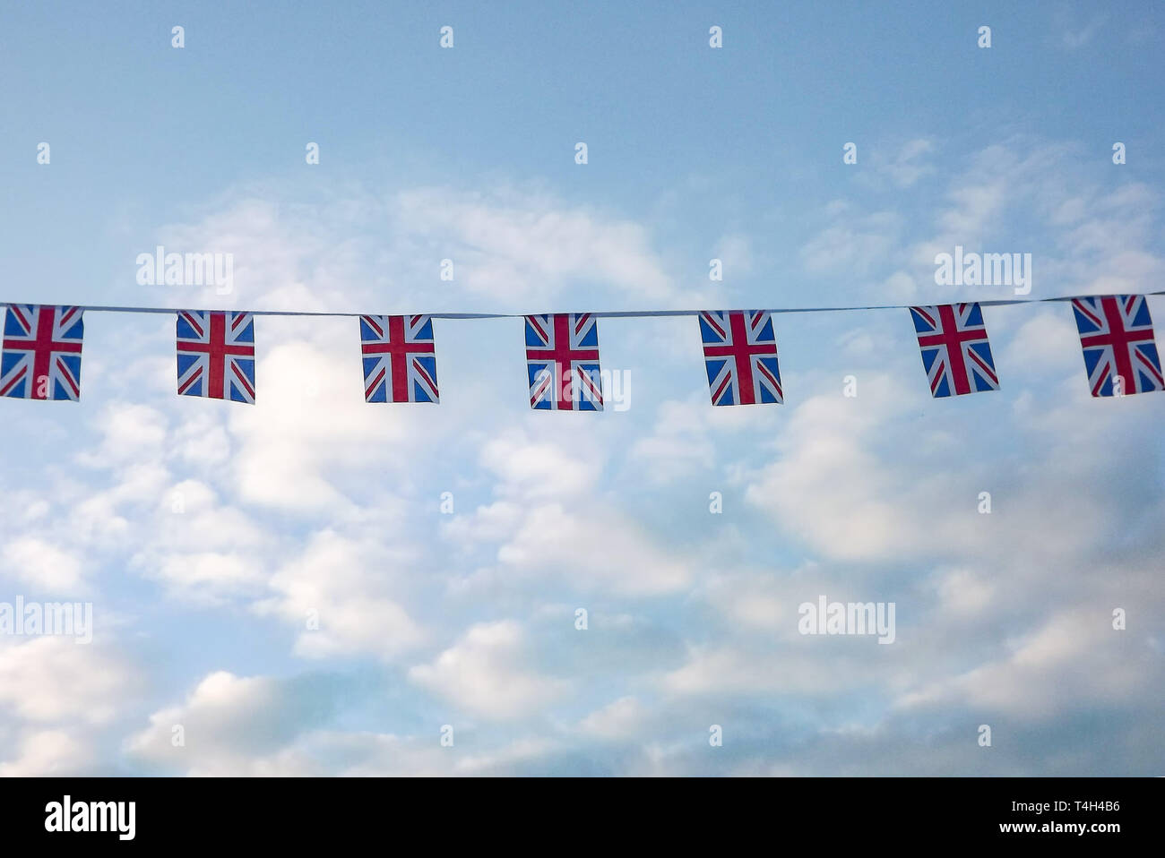 Drapeau de l'Union bunting définie sur un blue cloudy sky Banque D'Images