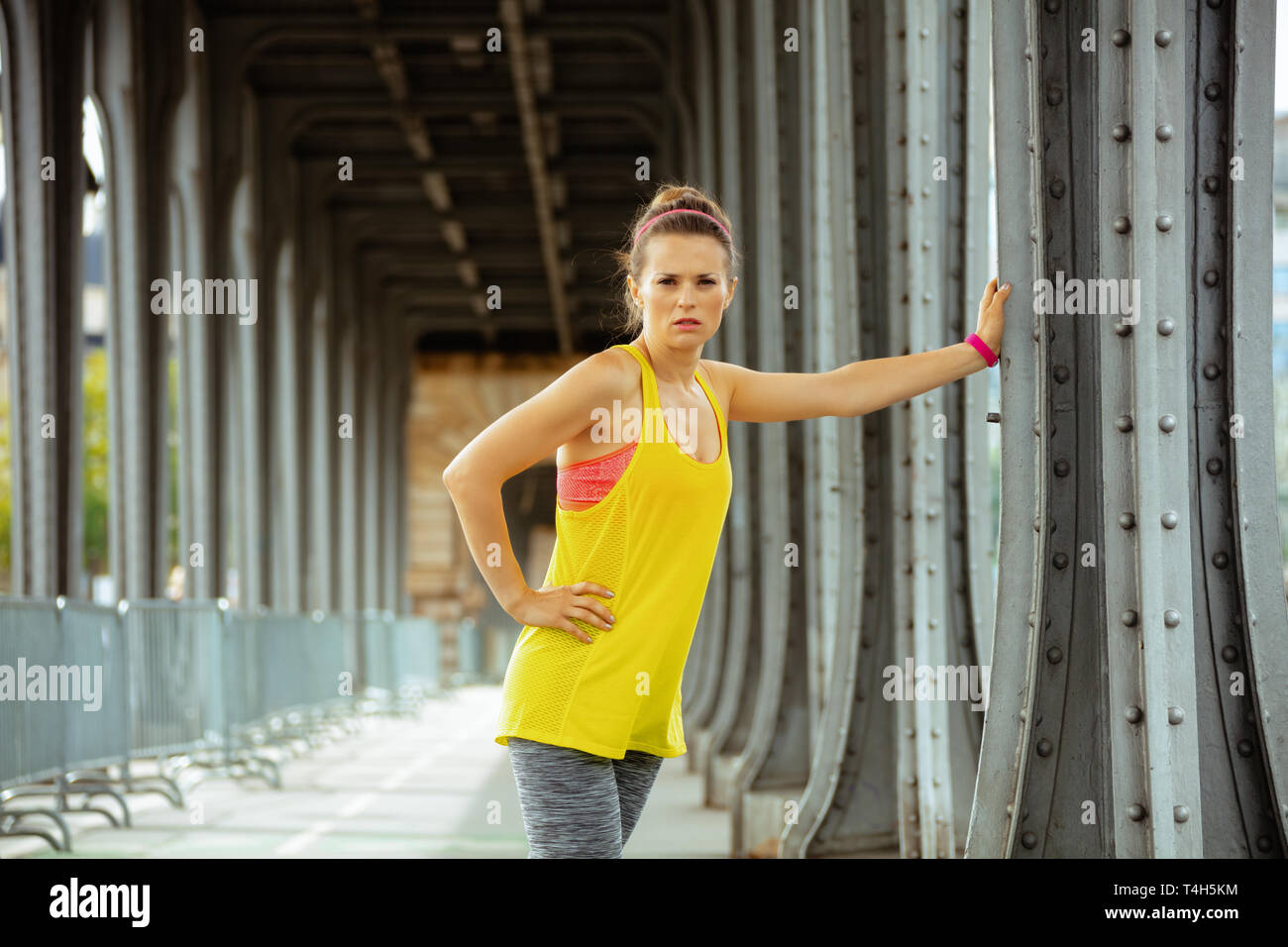Fit sports femme en fitness clothes sur Pont de Bir-Hakeim pont de Paris se détendre après l'entraînement. Banque D'Images