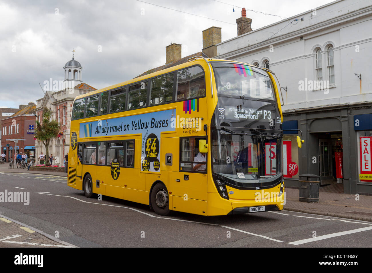 Un autobus jaune P3 bus à Somerford sur la rue principale à Christchurch, Dorset, UK. Banque D'Images