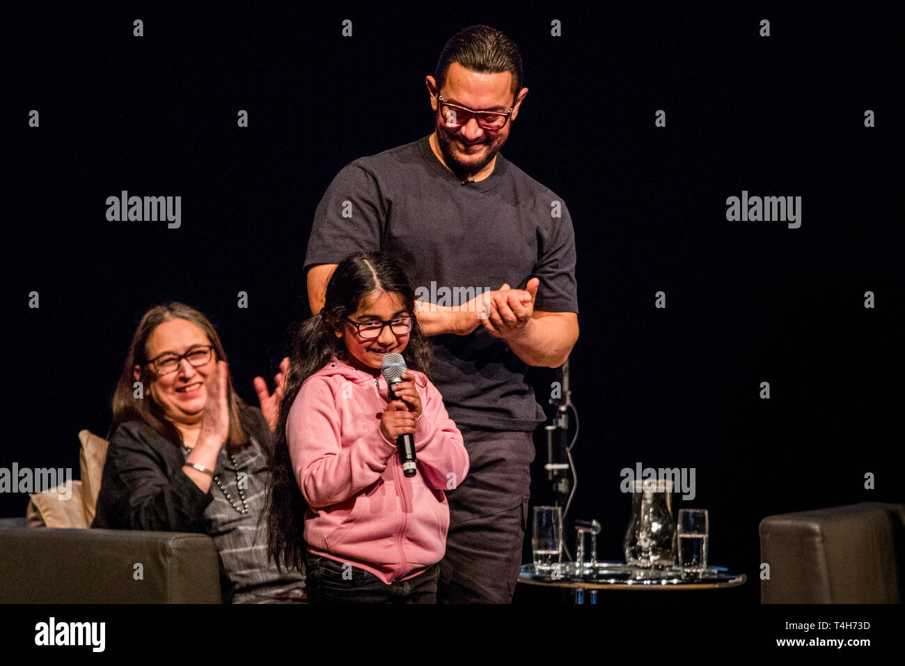 La star de cinéma indien Aamir Khan (à droite) est à l'écoute de 7 ans Saisha ventilateur Tohani chantant Mein Nachos Fira, le film d'Aamir Superstar Le Secret, lors de la comparution à la Belfast Film Festival. Photo de l'association. Voir PA story SHOWBIZ Khan. Photo date : mardi 16 avril, 2019. Crédit photo doit se lire : Liam McBurney/PA Wire Banque D'Images