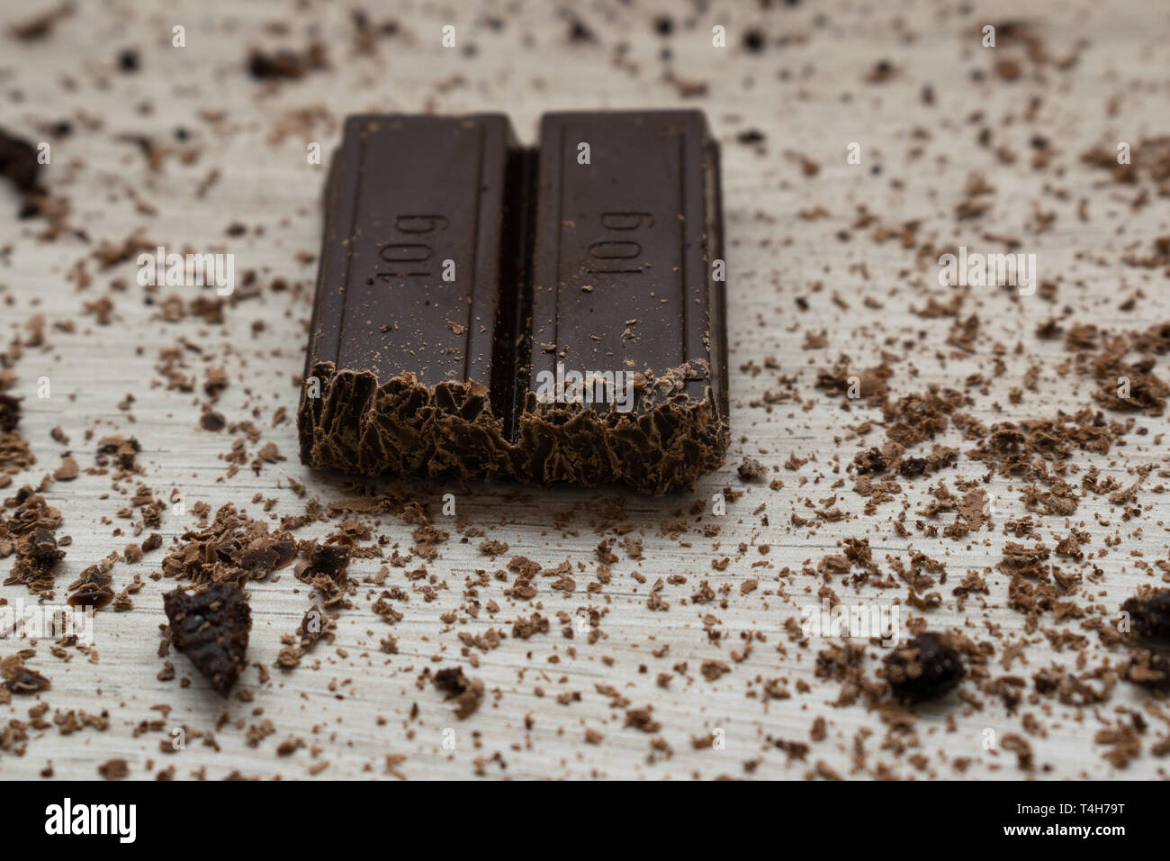 Râpe Et Le Chocolat Râpé Sur Fond De Bois. Banque D'Images et