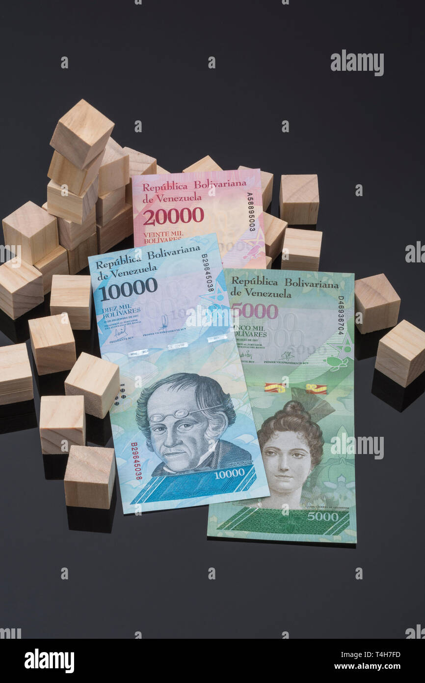 Le Venezuela Bolivares billets avec des briques en bois - métaphore effondrement de Bolivares vénézuélien, l'effondrement économique, l'hyperinflation au Venezuela. Banque D'Images