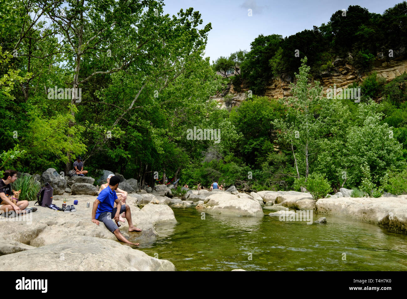 Les visiteurs se détendre et profiter de temps de Printemps à Barton Creek Greenbelt, Austin, Texas Banque D'Images