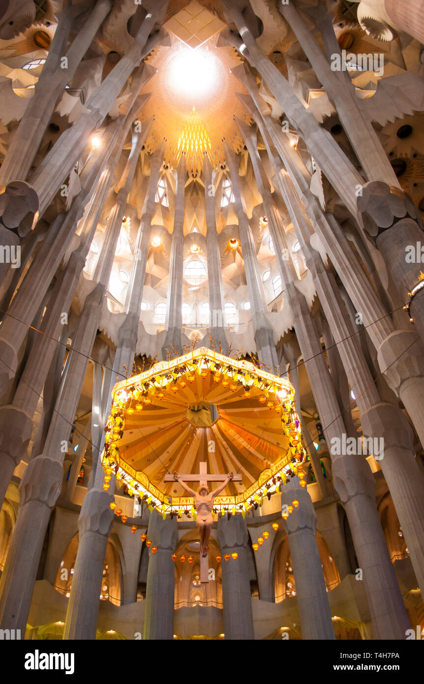 Intérieur du temple expiatoire de la Sagrada Familia, conçu par l'architecte Antoni Gaudi, Barcelone, ​​Catalonia, Espagne Banque D'Images