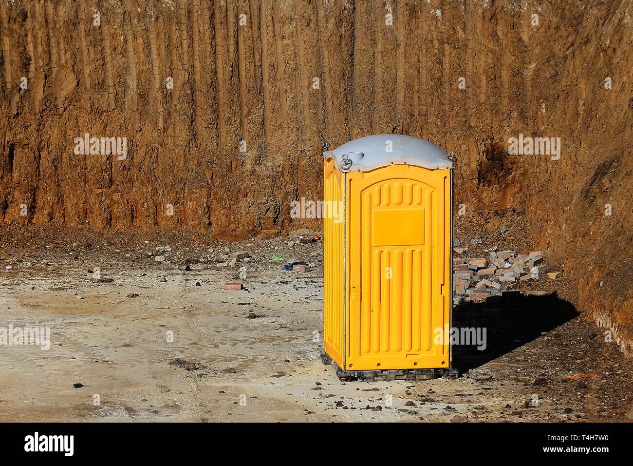 Bucarest, Roumanie - Mars 19, 2019 : une cabine des toilettes en plastique portable jaune est vu sur un chantier à Bucarest. Cette image est pour un usage éditorial Banque D'Images