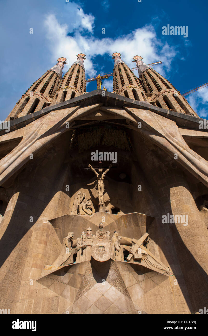 Façade de la passion du temple expiatoire de la Sagrada Familia, conçu par l'architecte Antoni Gaudi, Barcelone, ​​Catalonia, Espagne Banque D'Images