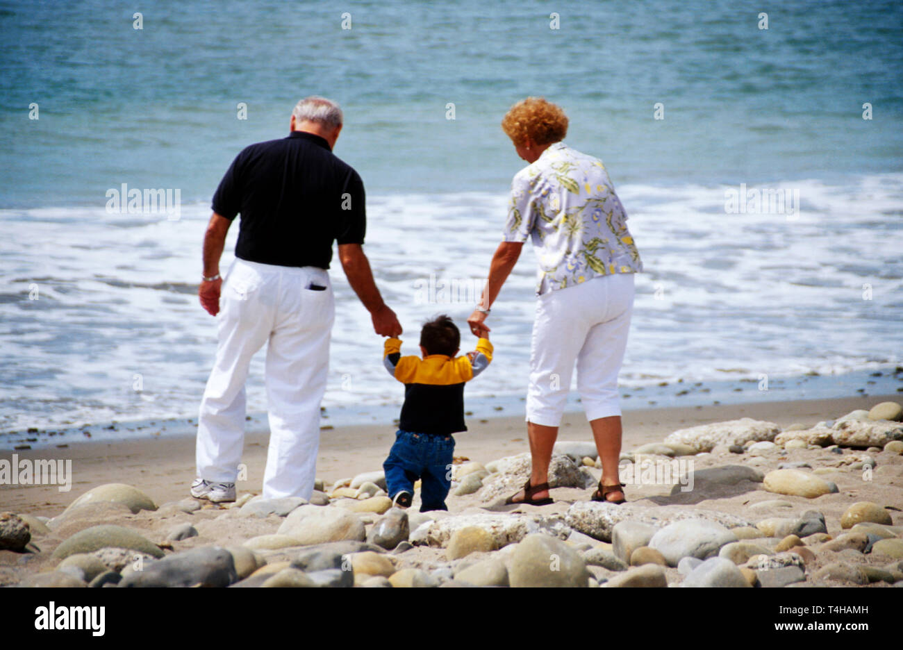 Ventura Californie, San Buenaventura State Beach plages, sable, surf, côte du Pacifique grands-parents et tout-petits CA144, les visiteurs voyage visite touristique Banque D'Images