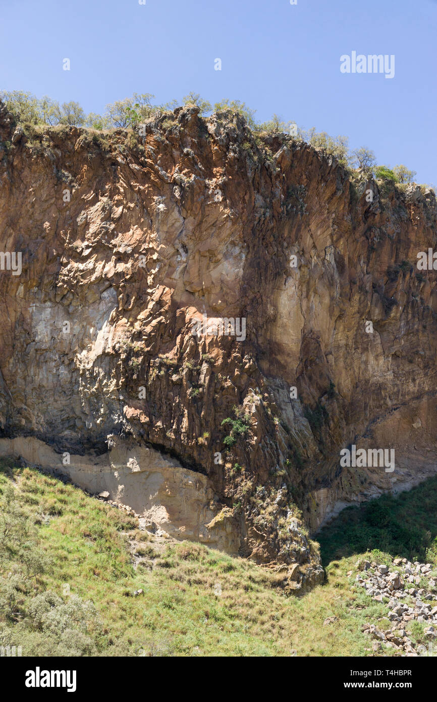 Les colonnes de basalte et de géologie volcanique formant des falaises, Hells Gate National Park, Kenya Banque D'Images