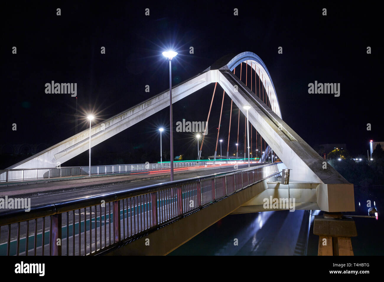 Le "pont de la Barqueta bridge' à Séville est éclairée la nuit Banque D'Images