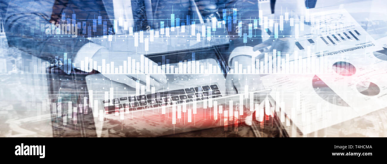 Diagramme de bougies stock trading graphique de l'entreprise Financement de l'investissement mixte concept double exposition écran virtuel Banque D'Images