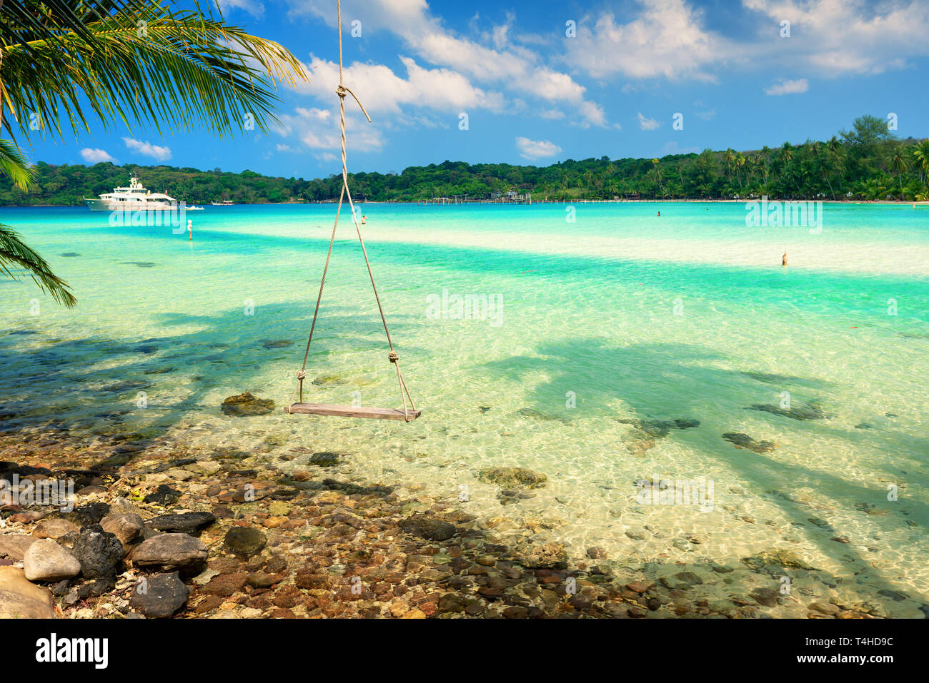 Nature Paysage paysages plage tropicale avec swing sur silhouette fond palmier dans l'eau de mer cristalline Banque D'Images