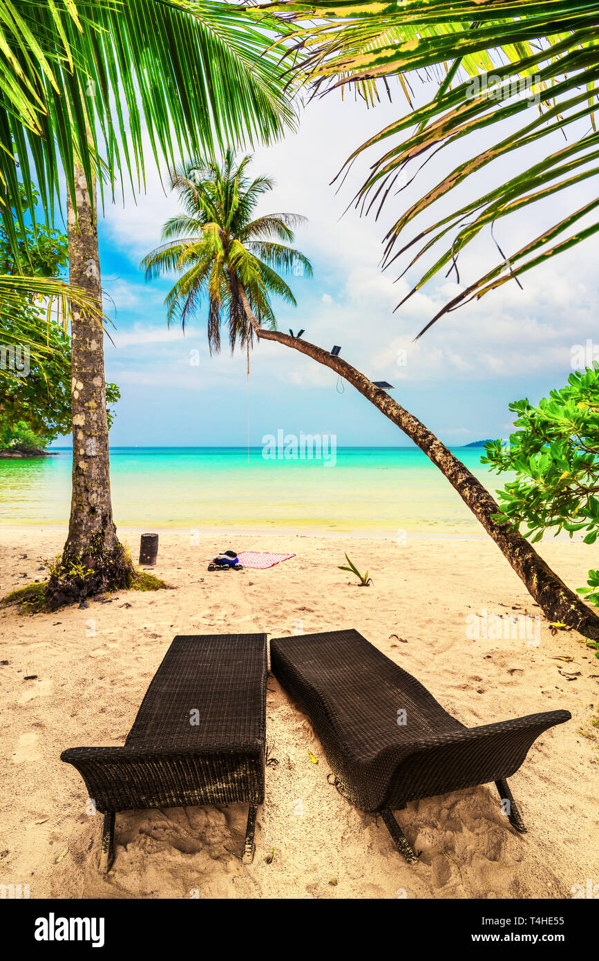 Nature Paysage paysages plage tropicale avec une chaise longue pour couple tourisme contexte clair comme de l'eau de mer et palmier Banque D'Images