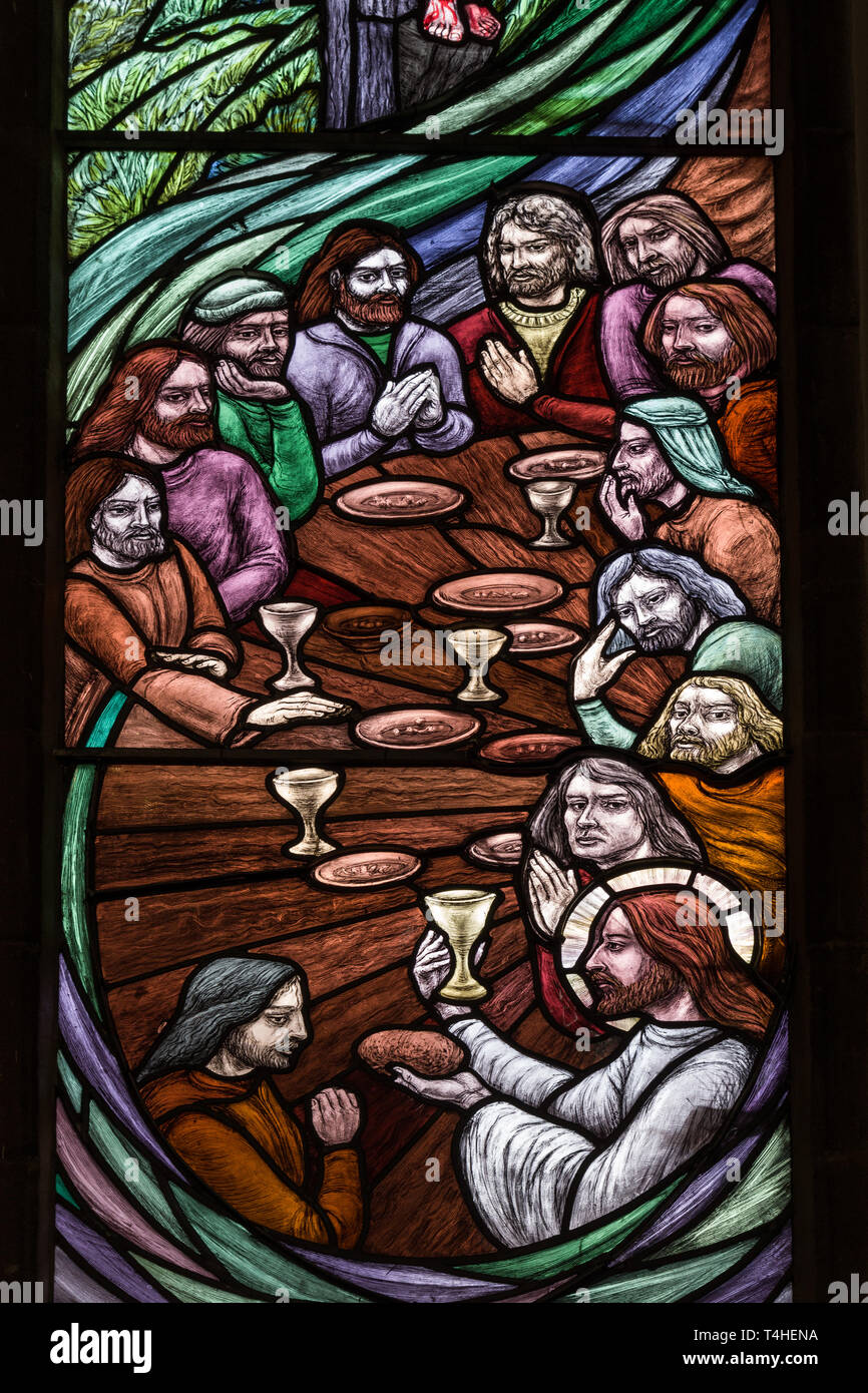 Jésus et ses disciples au dernier souper, vitraux de l'artiste Joseph Nuttgens, l'église Cathédrale de Northampton, Royaume-Uni Banque D'Images