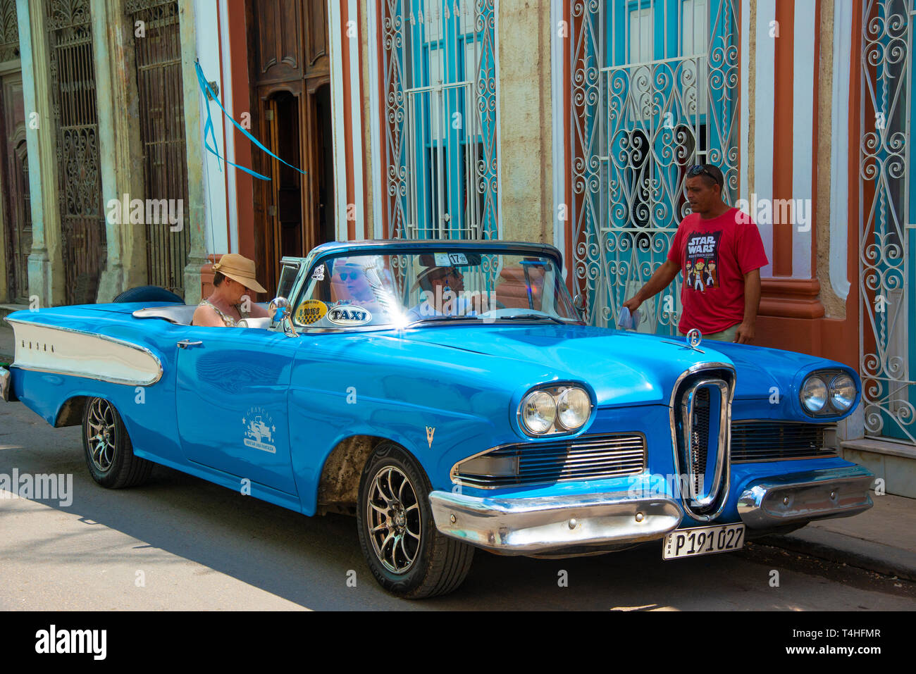 Colorful bleu classique American Car la collecte des passagers sur les rues de la vieille ville ou la Habana Vieja de La Havane, Cuba, Caraïbes Banque D'Images
