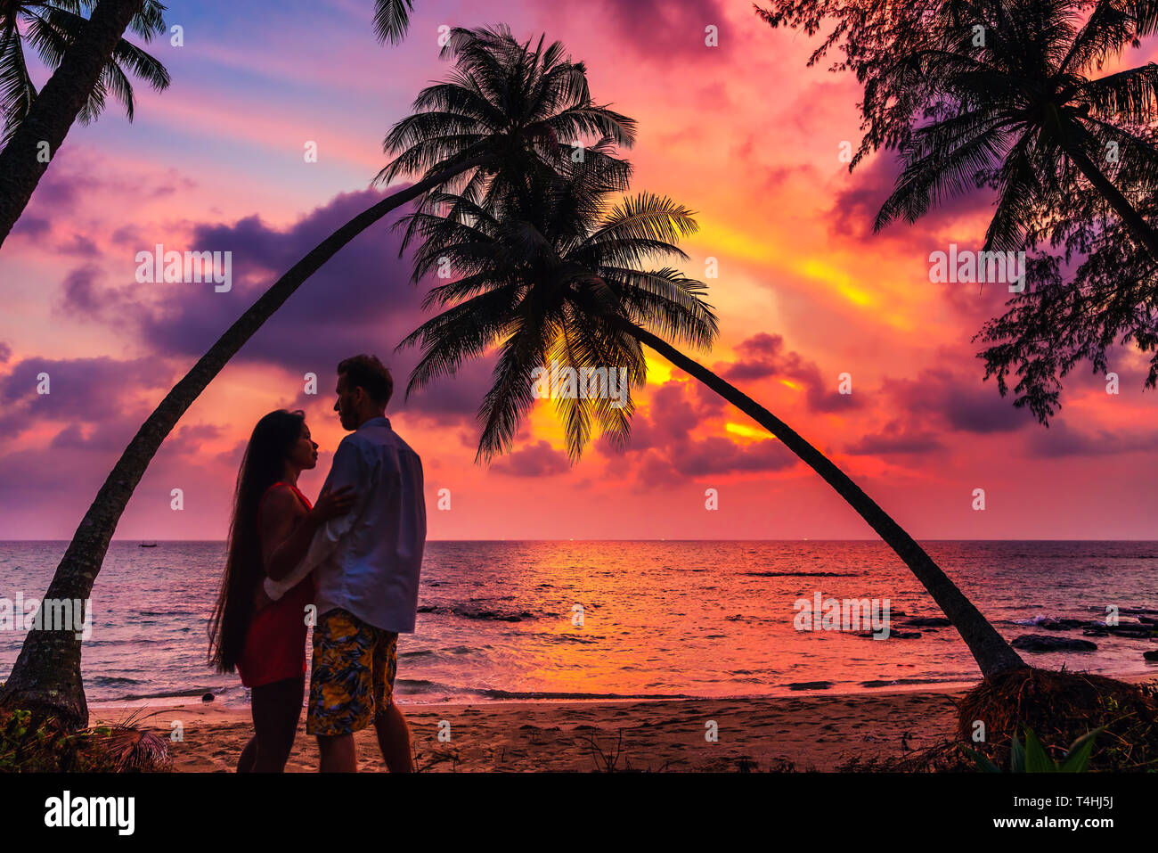 Couple Romantique Sur La Plage Au Coucher De Soleil Colores Sur Fond De Photo Stock Alamy