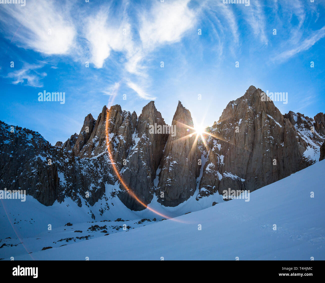 La descente de Starburst soleil au-dessous de la Mt Whitney skyline entre le sommet et les pinnacles. Coucher de soleil sur le lac Iceberg ci-dessous sommet du mont Whitn Banque D'Images