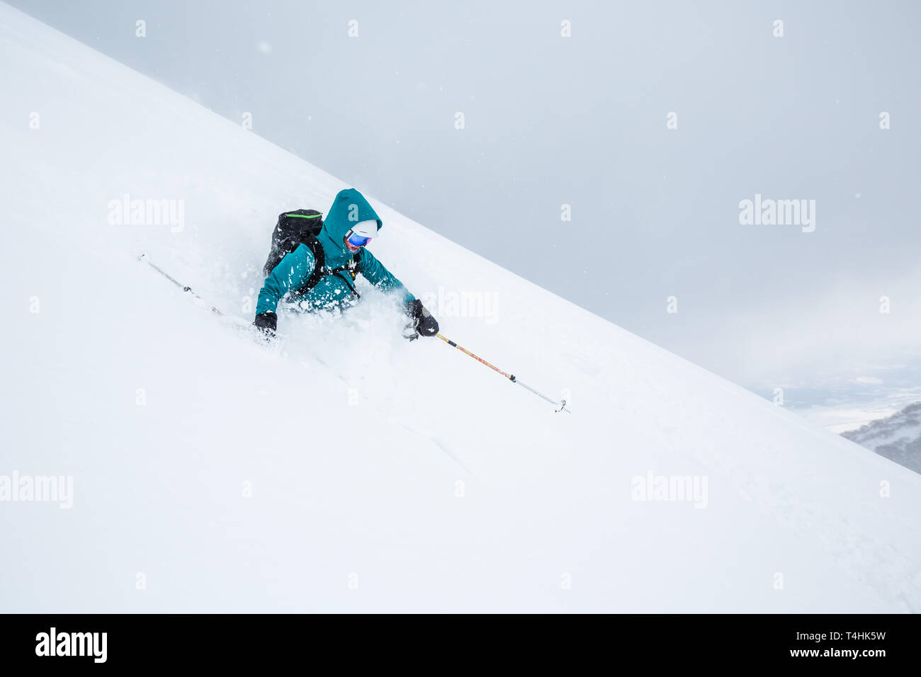 Le ski nordique près de Niseko dans de Hokkaido au nord du Japon. Skieur de télémark femme en douce neige profonde. Banque D'Images