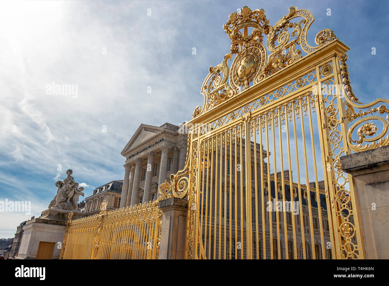 Vue perspective de la grande porte d'or et de l'extérieur clôture à façade de Palais de Versailles, Paris, France Banque D'Images