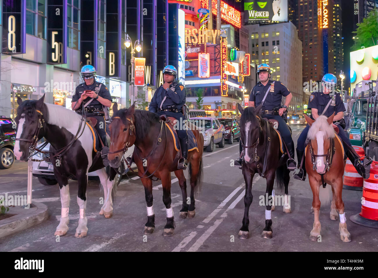 La ville de New York, USA - 7 juin 2017 : les agents de police de la Police à cheval à Times Square, New York City. Canada patrouiller la nuit dans Times Squa Banque D'Images