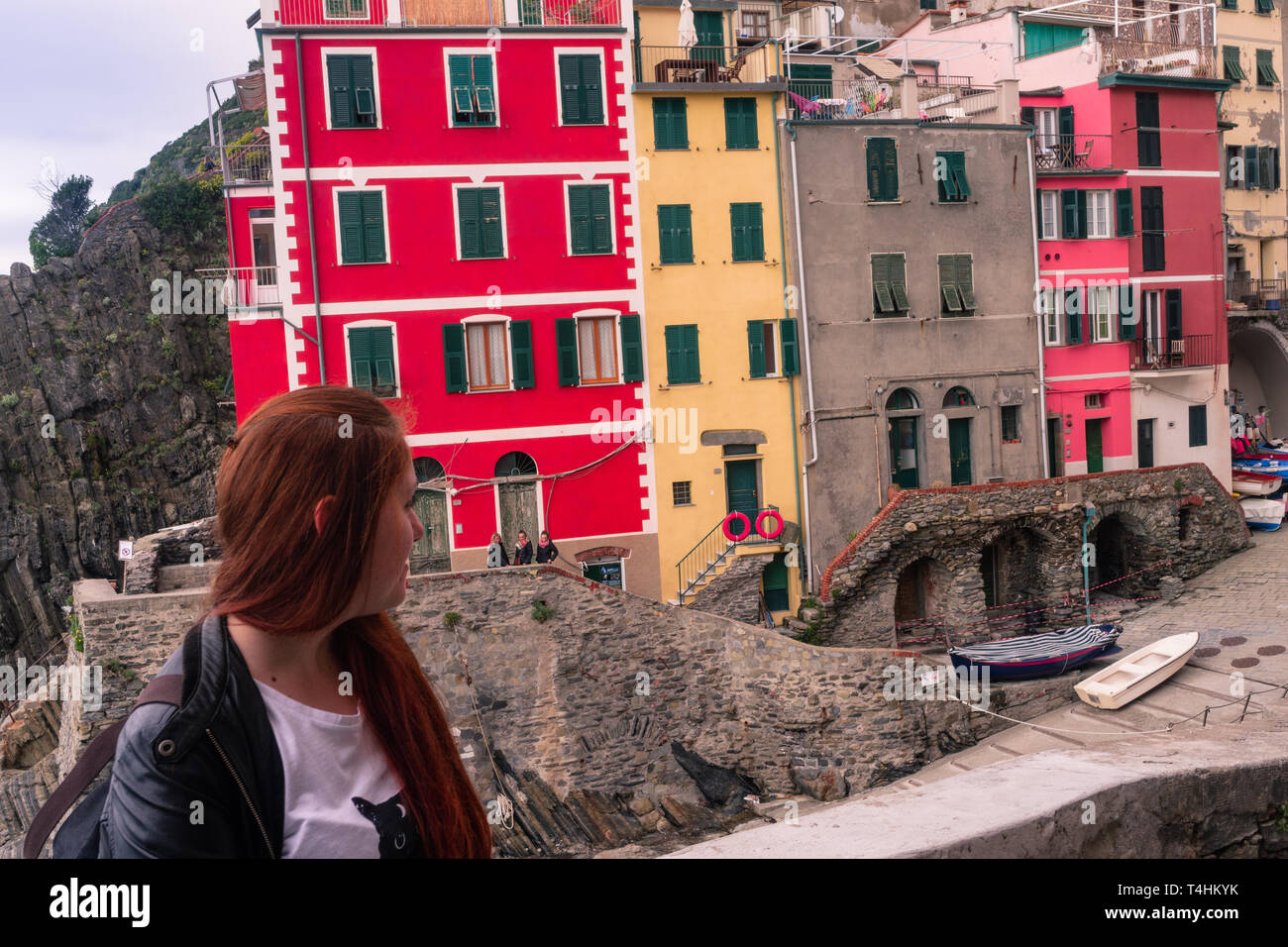 Jeune fille est à l'impressionnant village de Riomaggiore, Cinque Terre ligurie, italie Banque D'Images