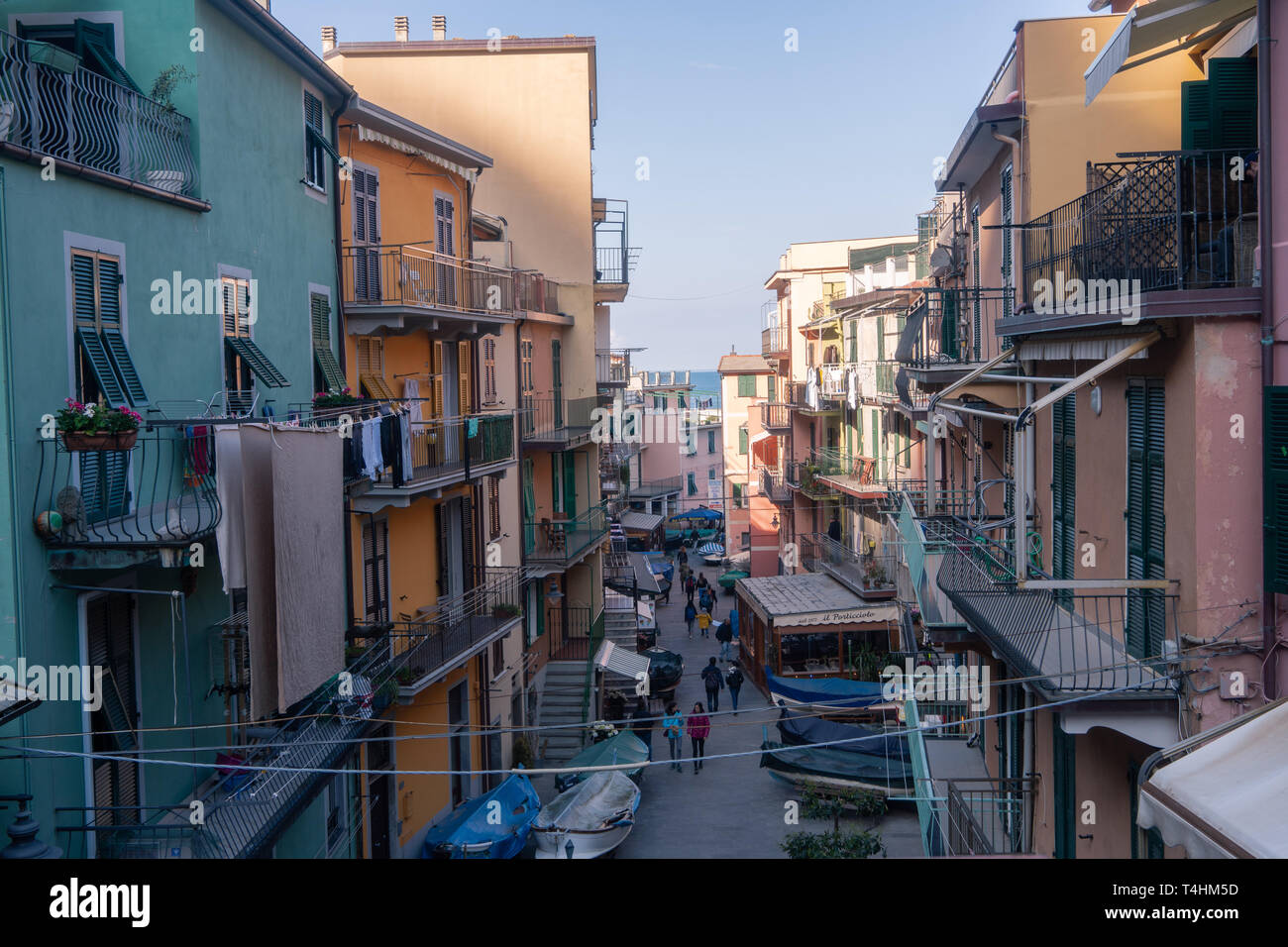 La rue principale de Manarola avec les bateaux sur les côtés d'eux, Cinque Terre, la Ligurie Banque D'Images