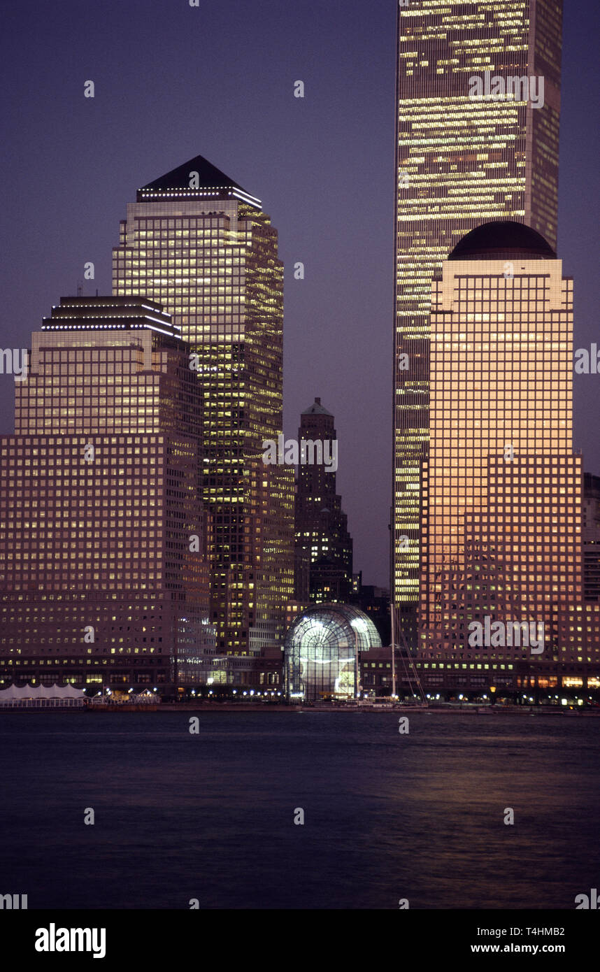 Millésime 1989 Photo du jardin d'hiver dans le World Financial Center et du World Trade Centre à travers la Rivière Hudson au crépuscule, NYC Banque D'Images