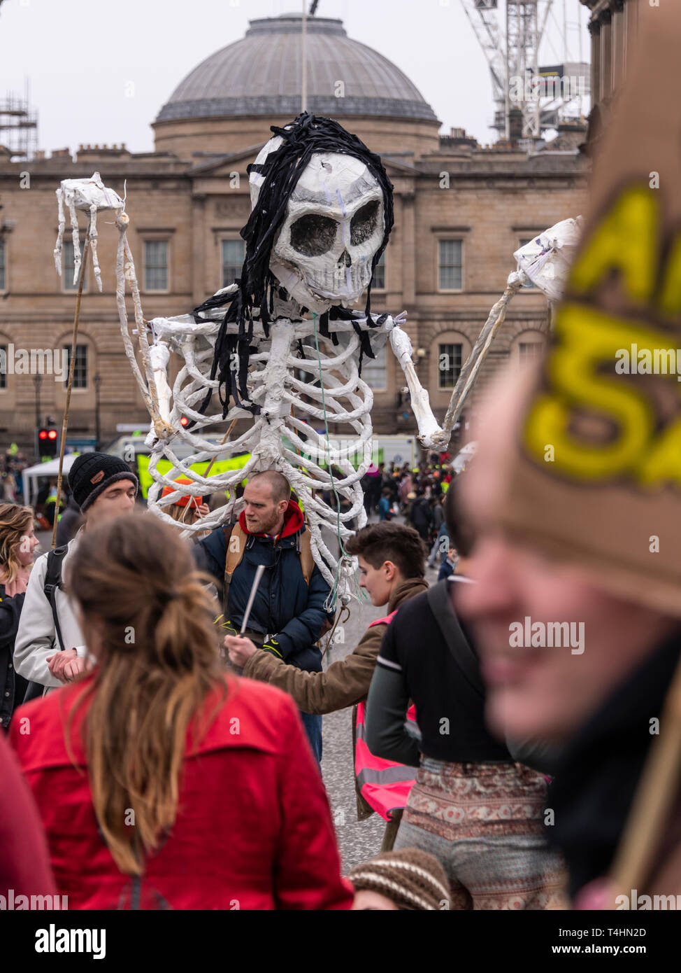 Edimbourg, Ecosse. 16 avril, 2019. Le changement climatique bloc manifestants North Bridge à Edimbourg à l'heure de pointe. Rébellion Extinction militants ont été respectées Banque D'Images