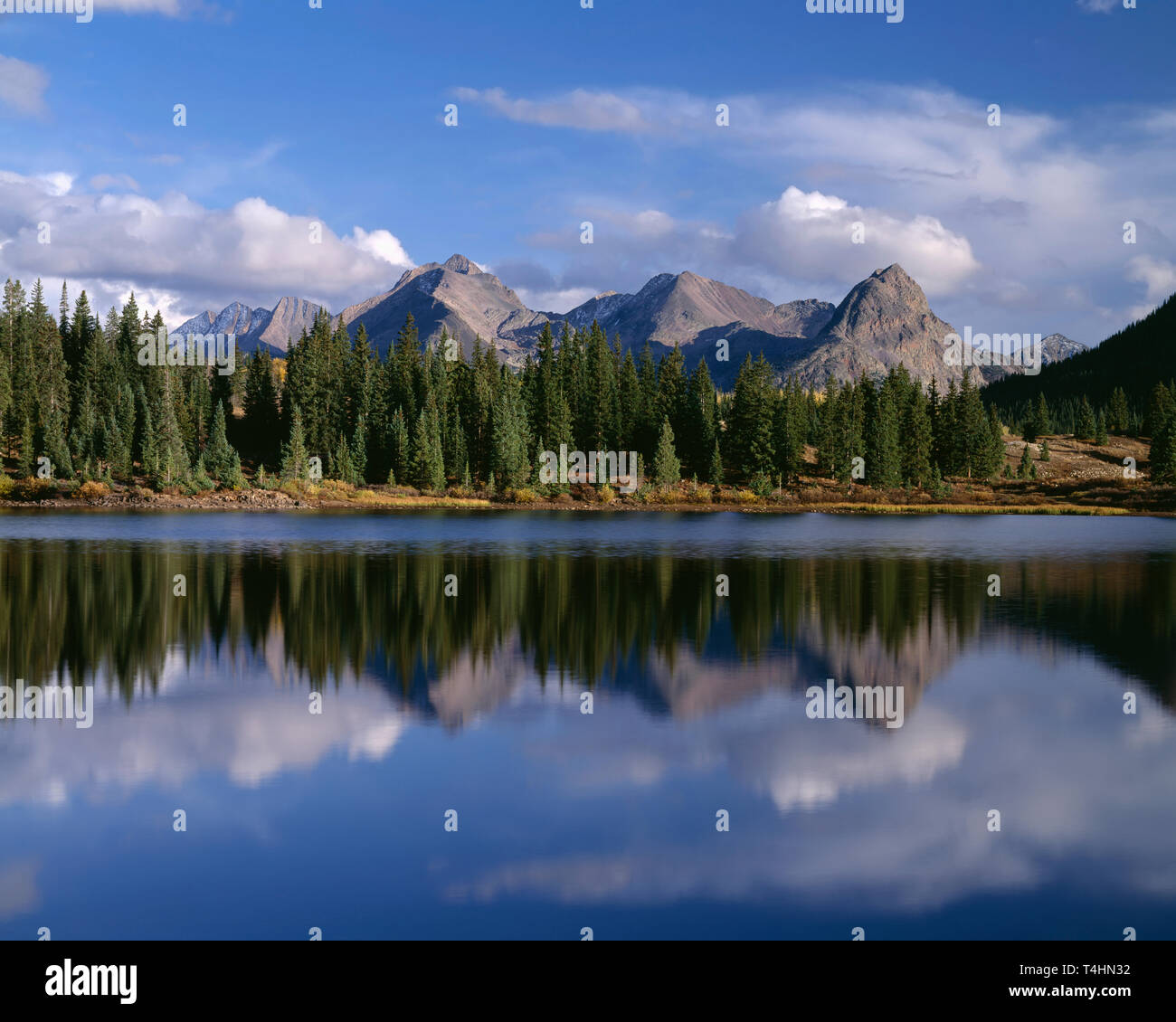 USA, Californie, San Juan National Forest, Grenadier fourchette reflète à Molas Lake en automne. Banque D'Images