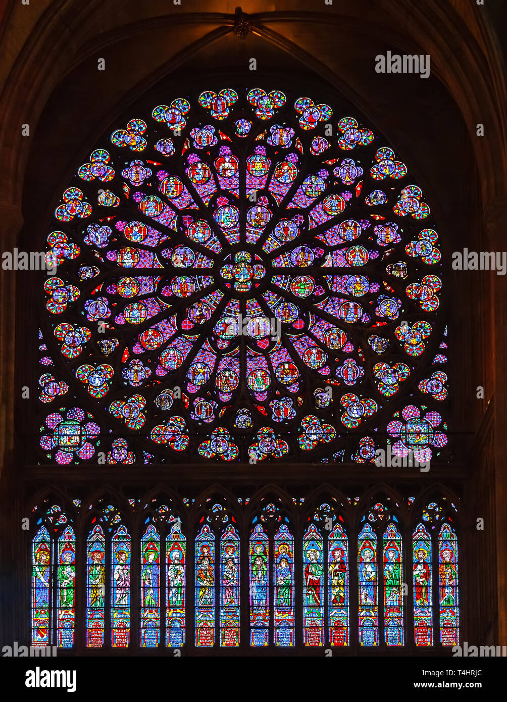 PARIS, FRANCE - 25 avril : vitrail dans la Cathédrale Notre Dame de Paris le 25 avril 2011 à Paris. Banque D'Images