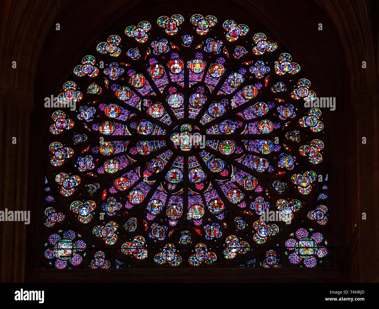 PARIS, FRANCE - 25 avril : vitrail dans la Cathédrale Notre Dame de Paris le 25 avril 2011 à Paris. Banque D'Images