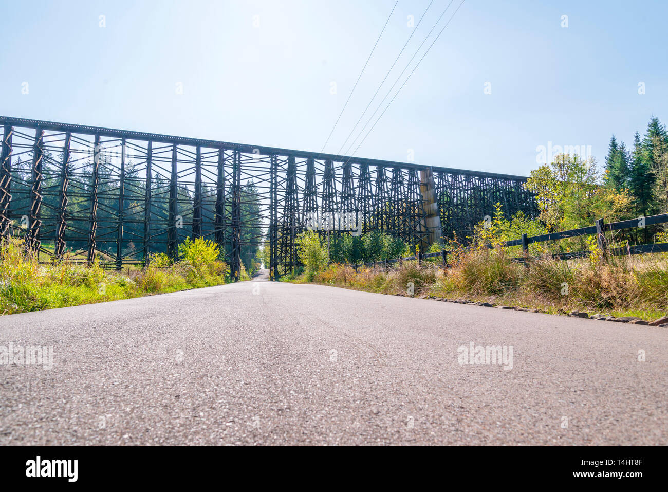 Paysage avec un chemin local traversant la vallée sous un unique vieille construire Holcomb existants en bois Train Trestle Creek, permettant mov simultanée Banque D'Images