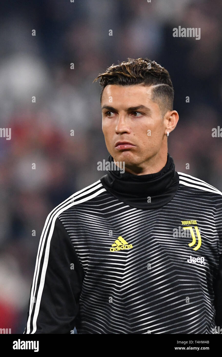 Turin, Italie. Apr 16, 2019. Football : Ligue des Champions, tour de coup, les quarts de finale, match retour, la Juventus Turin - Ajax Amsterdam. Cristiano Ronaldo (r) de la Juventus, de l'échauffement. Crédit : Antonio Polia/dpa/Alamy Live News Banque D'Images