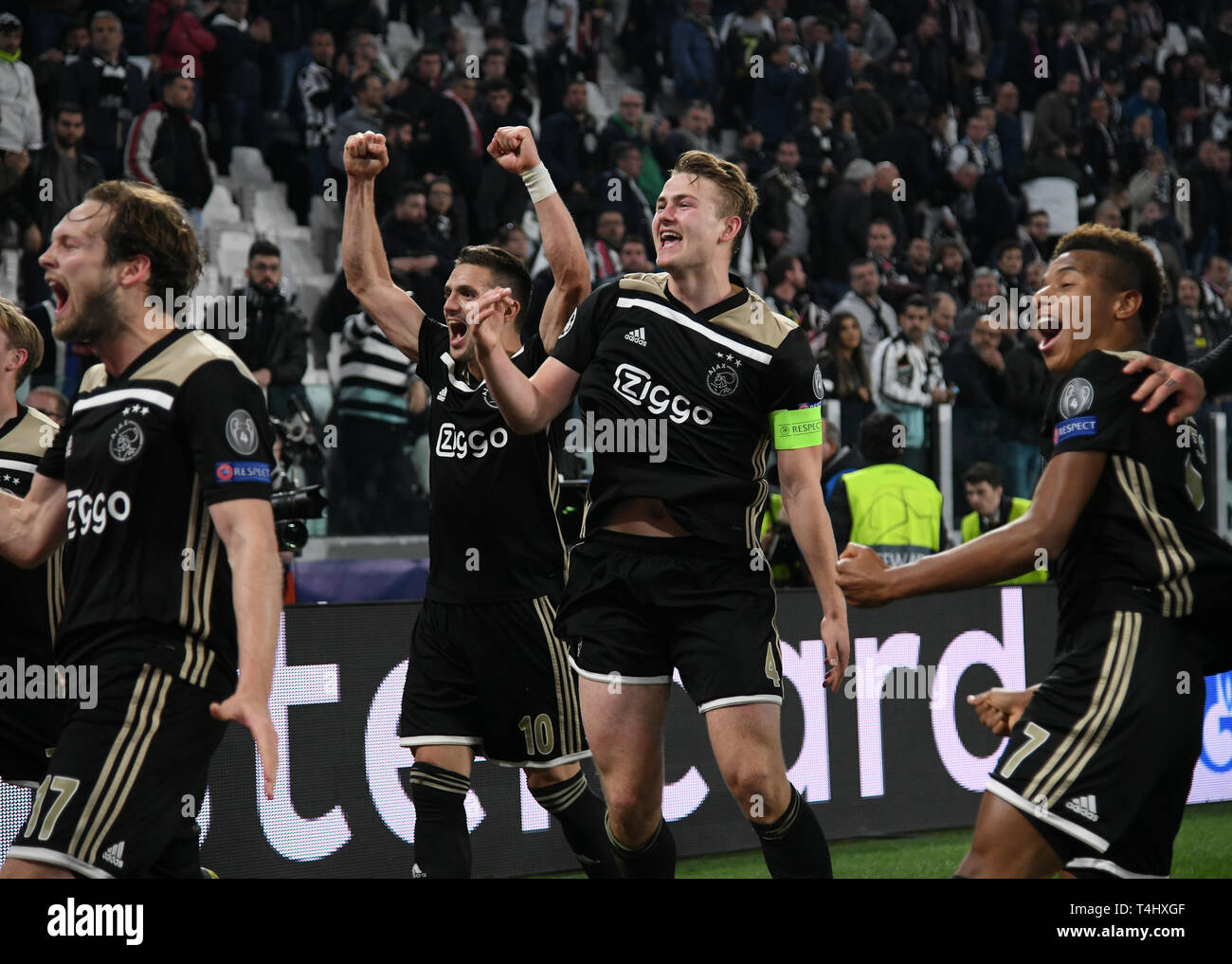 Turin, Italie. Apr 16, 2019. Les joueurs d'Ajax célébrer la victoire après le quart de finale de la Ligue des Champions match match retour entre FC Juventus et Ajax à Turin, Italie, le 16 avril 2019. Ajax a gagné 2-1 et est entré dans la demi-finale avec un score total de 3-2. Credit : Alberto Lingria/Xinhua/Alamy Live News Banque D'Images