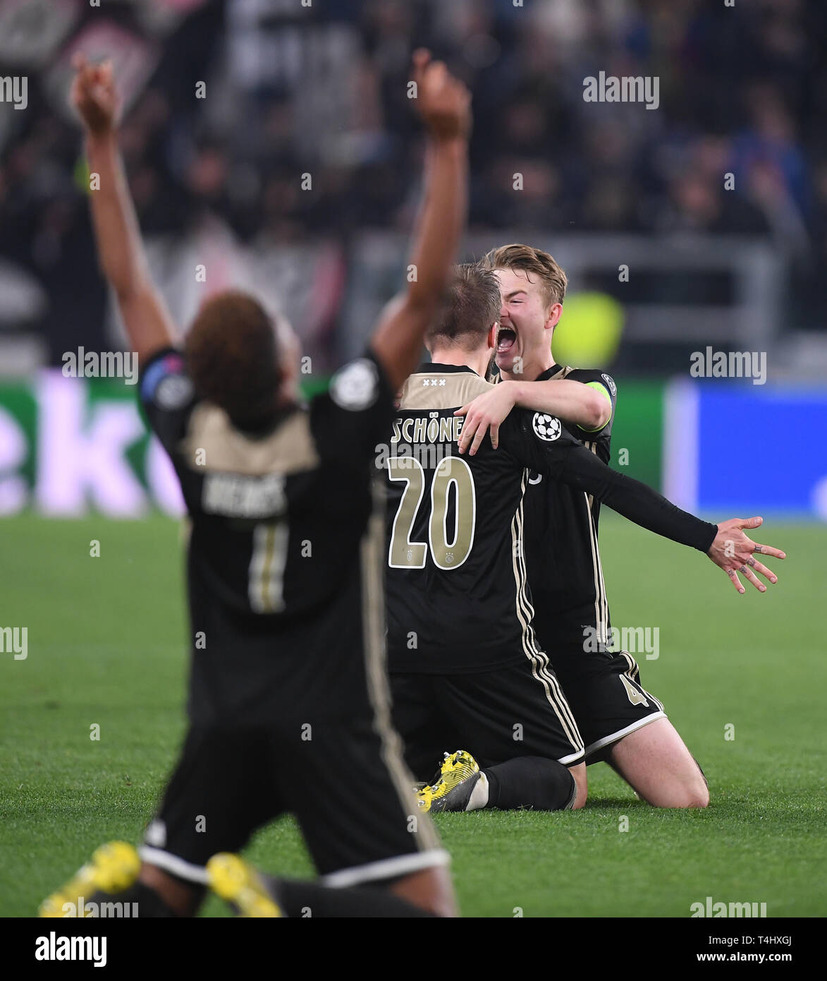 Turin, Italie. Apr 16, 2019. Les joueurs d'Ajax célébrer la victoire après le quart de finale de la Ligue des Champions match match retour entre FC Juventus et Ajax à Turin, Italie, le 16 avril 2019. Ajax a gagné 2-1 et est entré dans la demi-finale avec un score total de 3-2. Credit : Alberto Lingria/Xinhua/Alamy Live News Banque D'Images