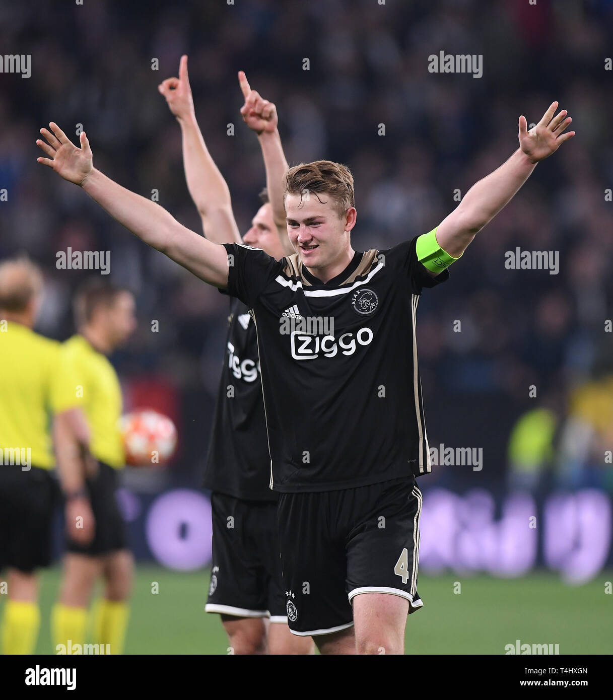 Turin, Italie. Apr 16, 2019. Les joueurs d'Ajax célébrer la victoire après le quart de finale de la Ligue des Champions match match retour entre FC Juventus et Ajax à Turin, Italie, le 16 avril 2019. Ajax a gagné 2-1 et est entré dans la demi-finale avec un score total de 3-2. Credit : Alberto Lingria/Xinhua/Alamy Live News Banque D'Images
