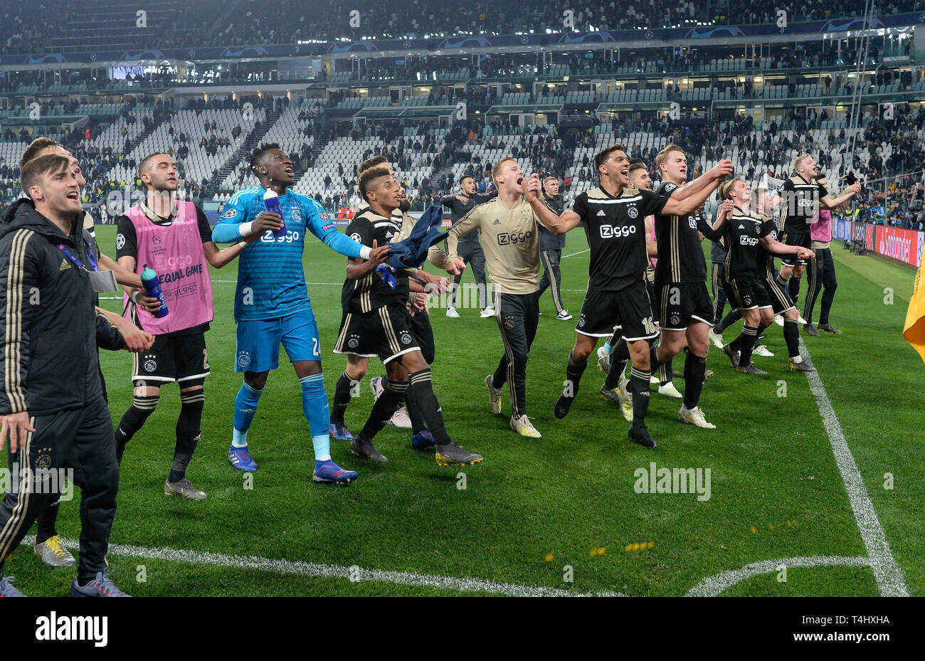 Turin, Italie. Apr 16, 2019. Les joueurs d'Ajax célébrer la victoire après le quart de finale de la Ligue des Champions match match retour entre FC Juventus et Ajax à Turin, Italie, le 16 avril 2019. Ajax a gagné 2-1 et est entré dans la demi-finale avec un score total de 3-2. Credit : Alberto Lingria/Xinhua/Alamy Live News Banque D'Images