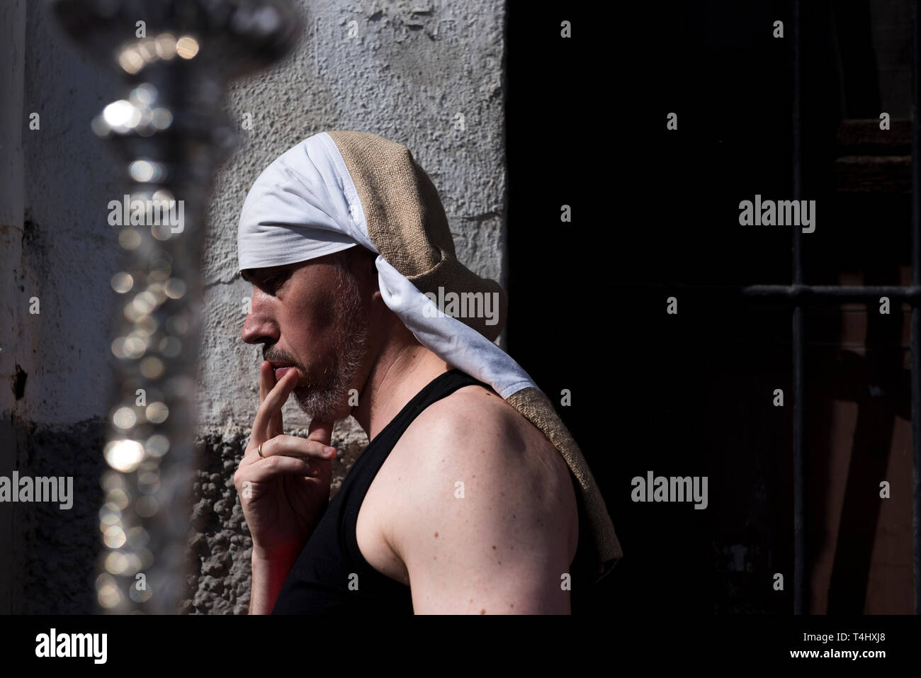 Un costalero de "Via Crucis" la fraternité est vu avant la Sainte procession mardi à Grenade. La Semaine Sainte est l'un des plus importants de la tradition religieuse en Andalousie. Banque D'Images