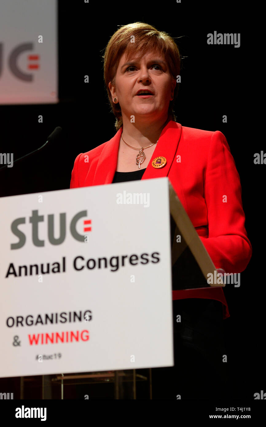 Dundee, Écosse, Royaume-Uni. 17 avr, 2019. Premier ministre écossais et leader Nicola Sturgeon SNP aborde le stuc Crédit : Congrès Ken Jack/Alamy Live News Banque D'Images