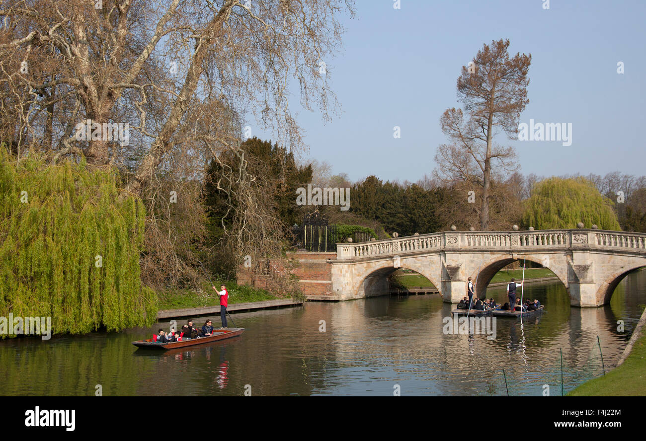 Cambridge, Angleterre, le 17 avril 2019, UK weather. Après un début brumeux, soleils sur la rivière Cam avec les touristes profitant d'une visite guidée en plein soleil à 9 degrés sur le punt au Kings College Bridge et 18 degrés l'après-midi. Banque D'Images