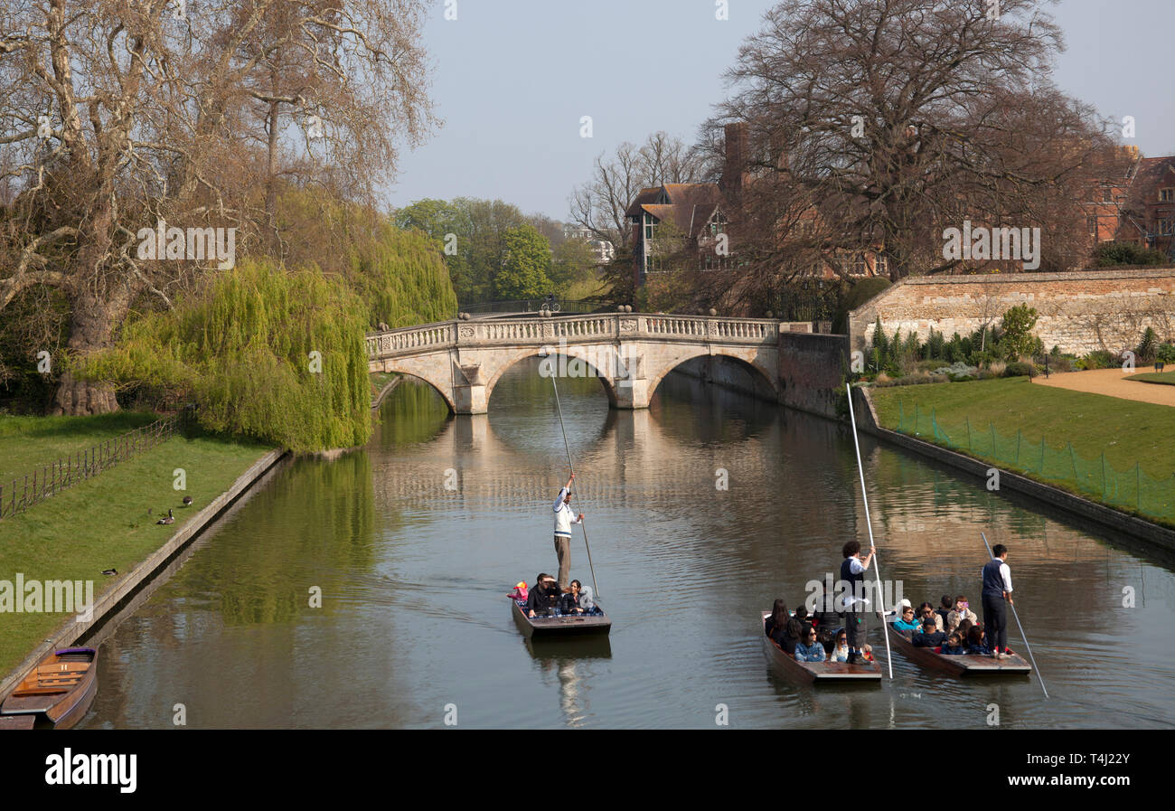 Cambridge, Angleterre, le 17 avril 2019, UK weather. Après un début brumeux, soleils sur la rivière Cam avec les touristes profitant d'une visite guidée en plein soleil à 9 degrés sur le punt au Kings College Bridge et 18 degrés l'après-midi. Banque D'Images