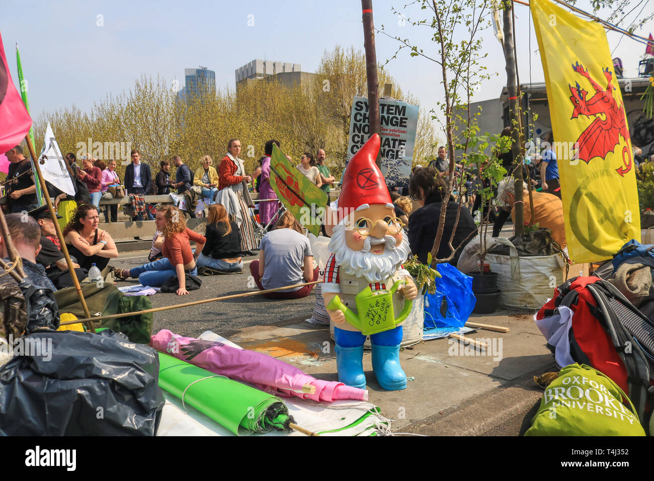 Londres, Royaume-Uni. 17 avr, 2019. Activistes du climat mis en place un camp de jardin comme ils continuent d'occuper Waterloo Bridge au jour 3 de l'Extension de rébellion protester contre le blocage de l'accès à la circulation dans le cadre d'une protestation à forcer le gouvernement britannique à déclarer une crise climatique d'urgence dans une semaine 2 : crédit de campagne amer ghazzal/Alamy Live News Banque D'Images