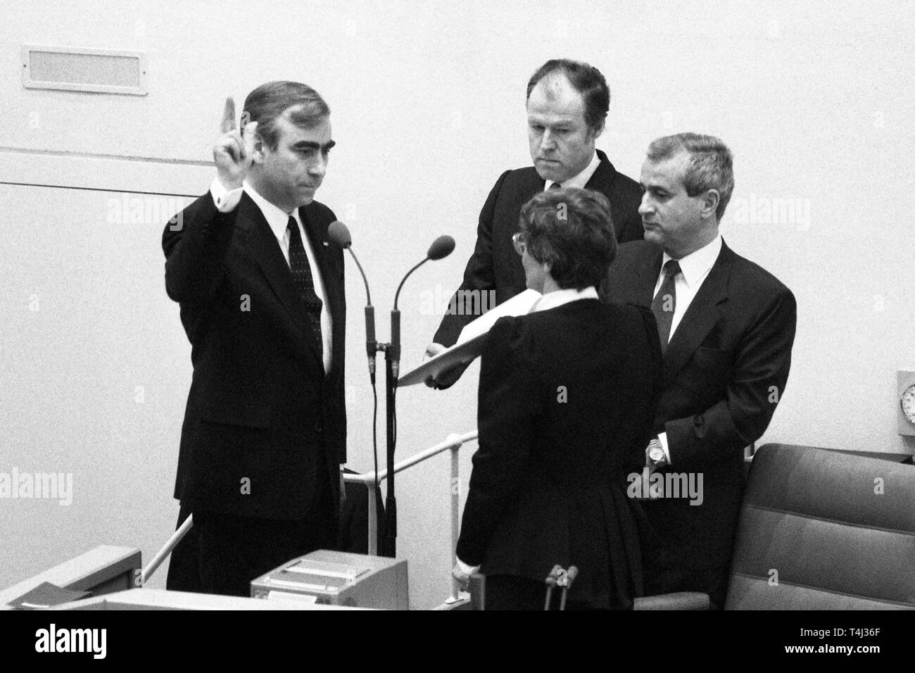 Parties / CSU Le nouveau ministre fédéral des finances, Theo Waigel prend son serment d'office dans le Bundestag allemand, serment, serment, jurant devant Rita Suessmuth, Président du Bundestag, Sussmuth, SW-enregistrement, photo en noir et blanc, monochrome, noir et blanc, 21.04.1989, Bonn | utilisée dans le monde entier Banque D'Images