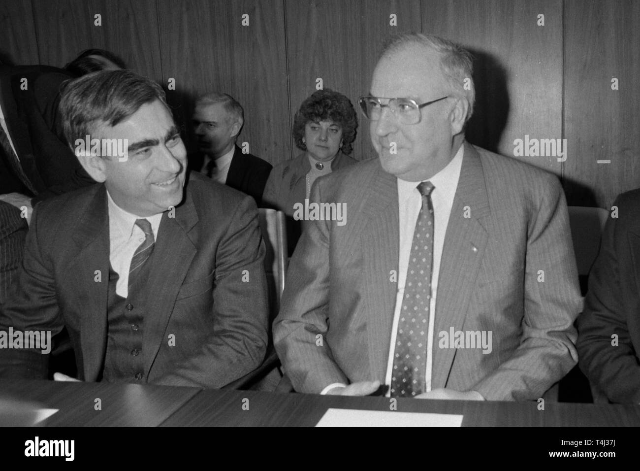 Parties / CSU CSU Theo Waigel, le chef (à gauche) et le Chancelier Helmut Kohl (CDU) dans les négociations de coalition après les élections générales en 1987, SW-shot, photo en noir et blanc, monochrome, noir et blanc, 17.02.1989 à Bonn, dans le monde d'utilisation | Banque D'Images
