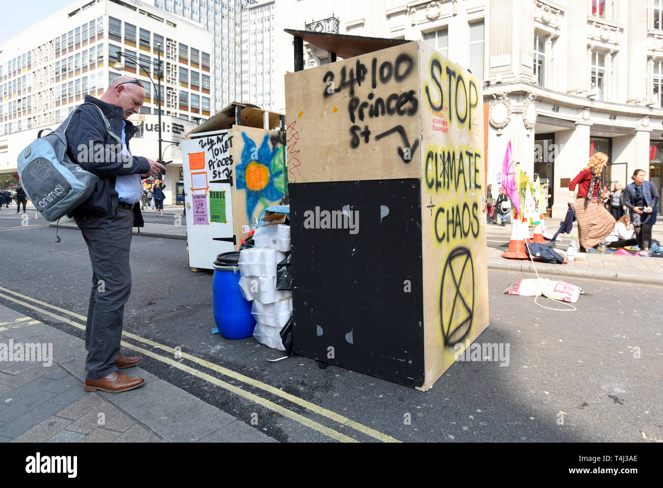 Londres, Royaume-Uni. 17 avril 2019. Les toilettes pour les personnes à Oxford Circus qui participent à 'London : rébellion International', le troisième jour d'une manifestation organisée par l'extinction de la rébellion, exigeant que les gouvernements prennent des mesures contre le changement climatique. Marble Arch, Oxford Circus, Piccadilly Circus, Waterloo Bridge et la place du Parlement ont été bloqués par les activistes dans les trois derniers jours. La police a émis une ordonnance exigeant que l'article 14 les protestataires à convoquer à Marble Arch que pour que la protestation peut continuer. Crédit : Stephen Chung / Alamy Live News Banque D'Images