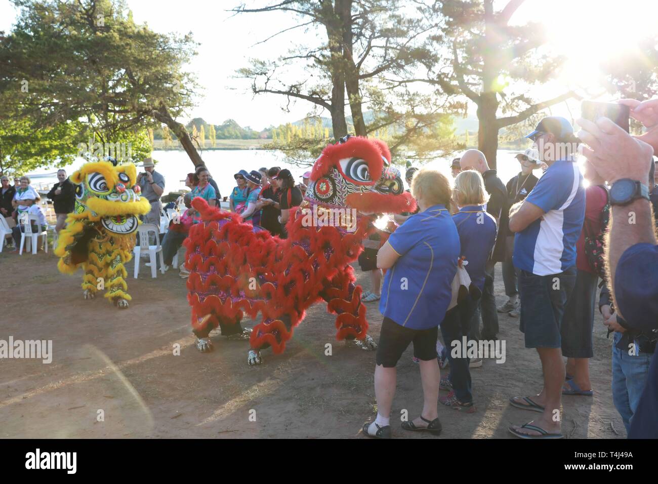 Canberra, Australie. 17 avr, 2019. Les gens assistent à la cérémonie d'ouverture des championnats annuels de Bateau Dragon d'Australie à Canberra, Australie, le 17 avril 2019. La 22e Championnats du Bateau Dragon australienne (AusChamps) ouvert sur Canberra dans le lac Burley Griffin après l'oeil traditionnel pointillage et bénédiction des bateaux cérémonie le mercredi. Cette année, l'événement a eu lieu du 17 au 22 avril, et a attiré près de 3 000 concurrents de clubs à travers le pays pour participer au club vs club et de l'état de l'État vs courses. Credit : Chu Chen/Xinhua/Alamy Live News Banque D'Images