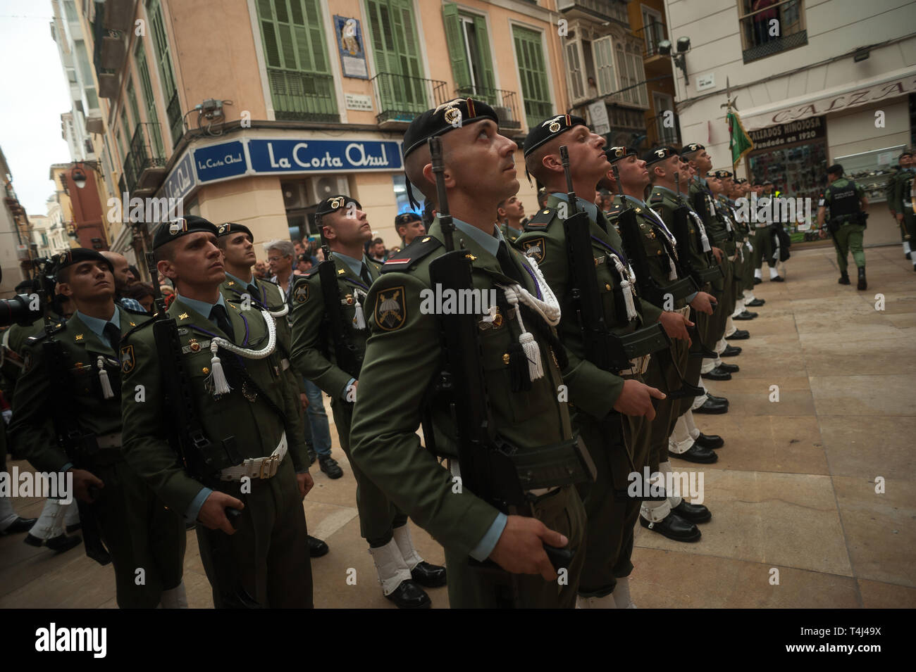 Malaga, Malaga, Espagne. 17 avr, 2019. Les membres de la brigade parachutiste espagnol de l'armée espagnole vu l'exécution le long de la rue dans un défilé pendant la Semaine Sainte de Malaga. La Semaine Sainte en Andalousie est un l'un des plus important et célèbre la fête religieuse en Espagne. Chaque année, des milliers de fidèles chrétiens célèbrent la Semaine Sainte de Pâques avec la crucifixion et la résurrection de Jésus Christ. Credit : Jésus Merida/SOPA Images/ZUMA/Alamy Fil Live News Banque D'Images