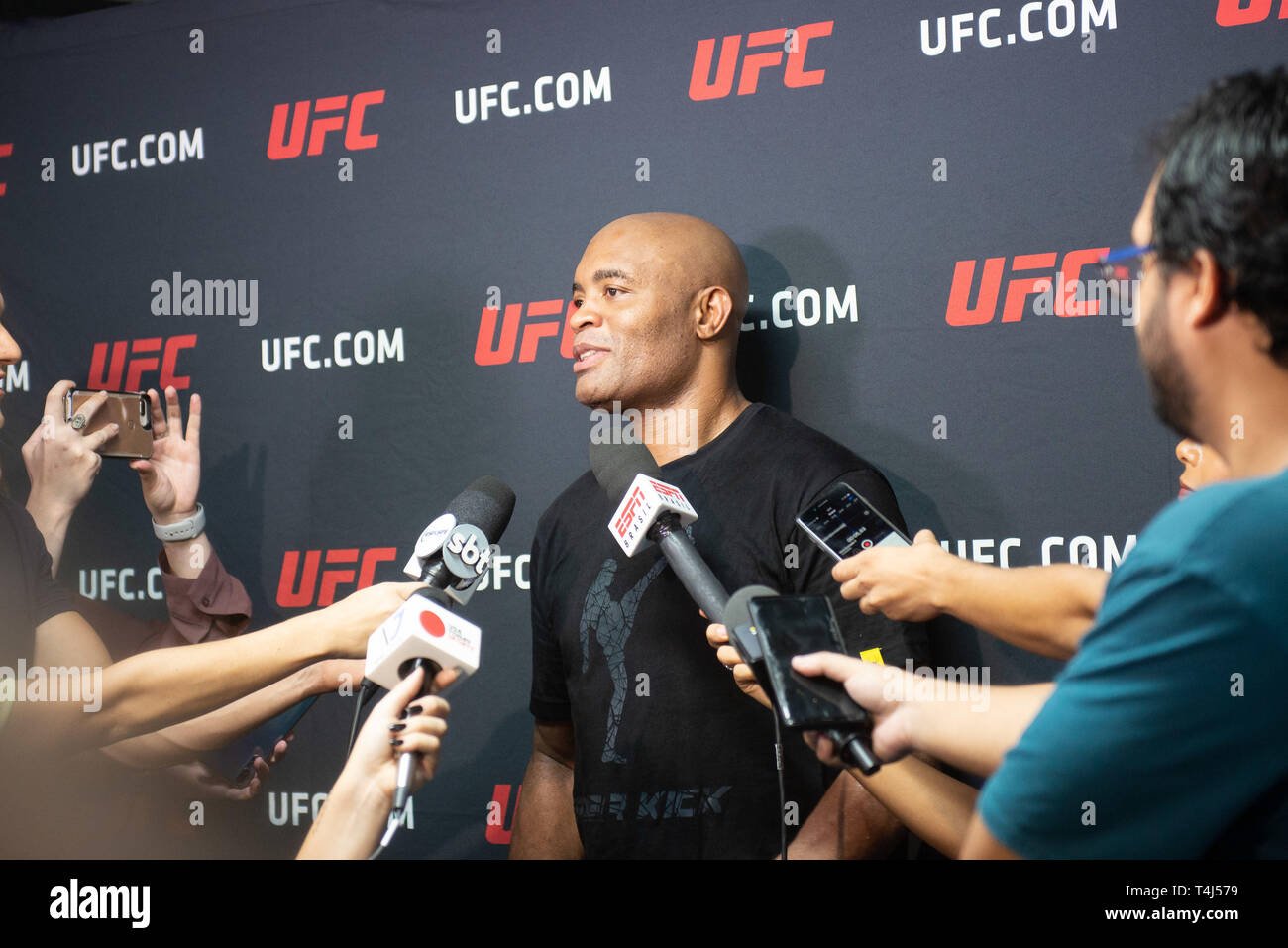 Rio de Janeiro, Brésil. 17 avr, 2019. UFC® favorise une journée des médias avec l'ancien champion poids moyens Anderson Silva à l'École de boxe Cesario dans Recreio dos Bandeirantes, Rio de Janeiro. Credit : Cristiane Mota/FotoArena/Alamy Live News Banque D'Images