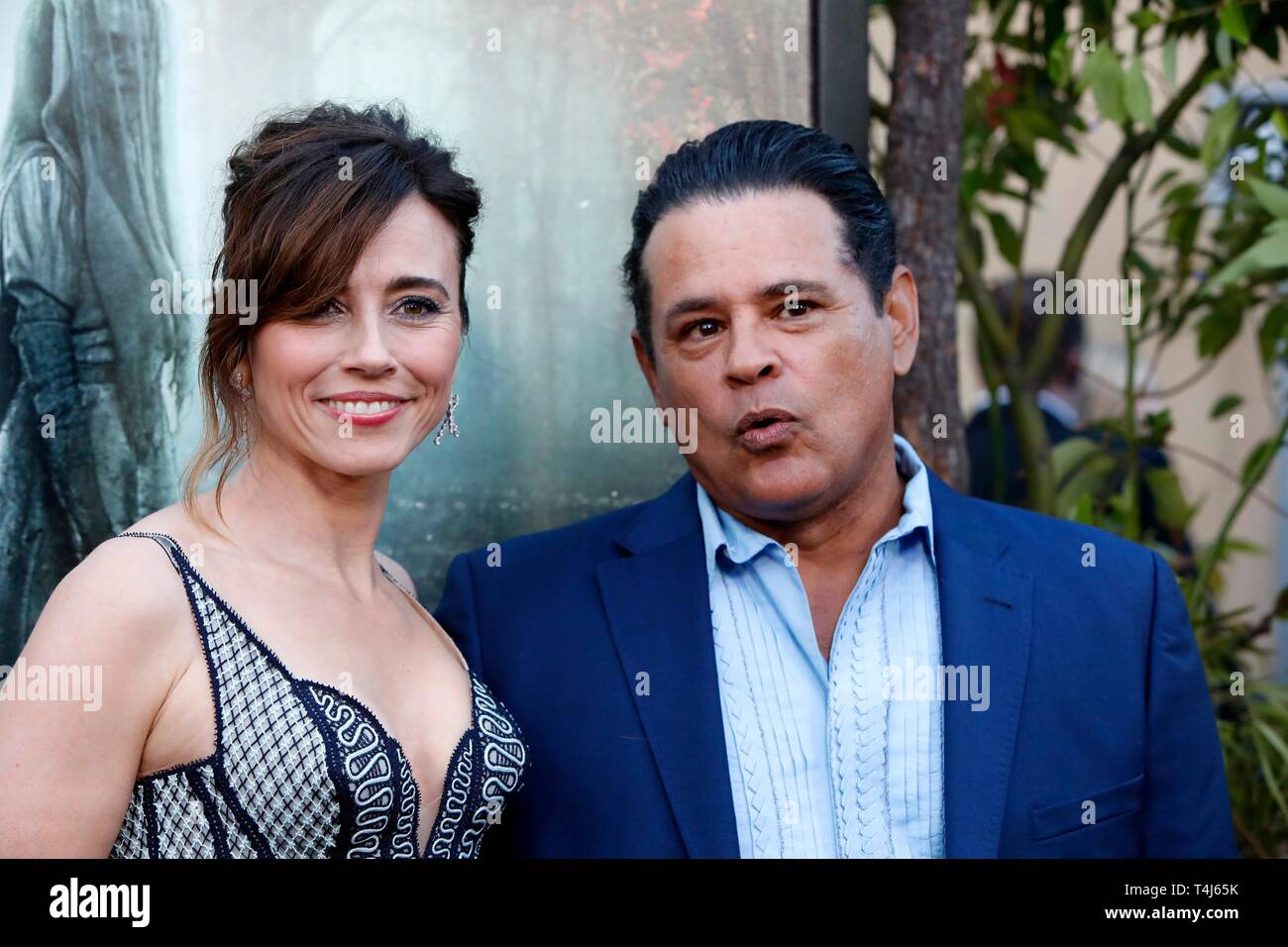 Linda Cardellini, Raymond Cruz aux arrivées de la Malédiction DE LA LLORONA Premiere, le Grauman's Egyptian Theatre, Los Angeles, CA, 15 avril 2019. Photo par : Priscilla Grant/Everett Collection Banque D'Images