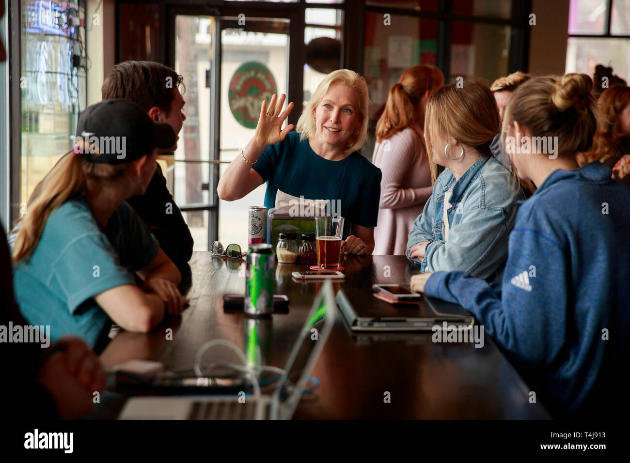 Le sénateur démocrate de New York, Kirsten Gillibrand campagnes pour Président de l'United States vu parler à Drake University-démocrates à Papa's Pizzeria Keno. Plus d'une douzaine de candidats du parti démocratique font campagne dans l'état de l'Iowa pour gagner l'Iowa Caucus démocratique Le 3 février 2020. Le caucus de l'Iowa fait partie d'une série d'élections primaires aux États-Unis qui aidera le parti démocratique de décider le candidat qui sera l'adversaire du Président des Etats-Unis, et leader de facto du parti républicain, Donald J. Trump. Les États-Unis ont deux partis politiques dominants Banque D'Images