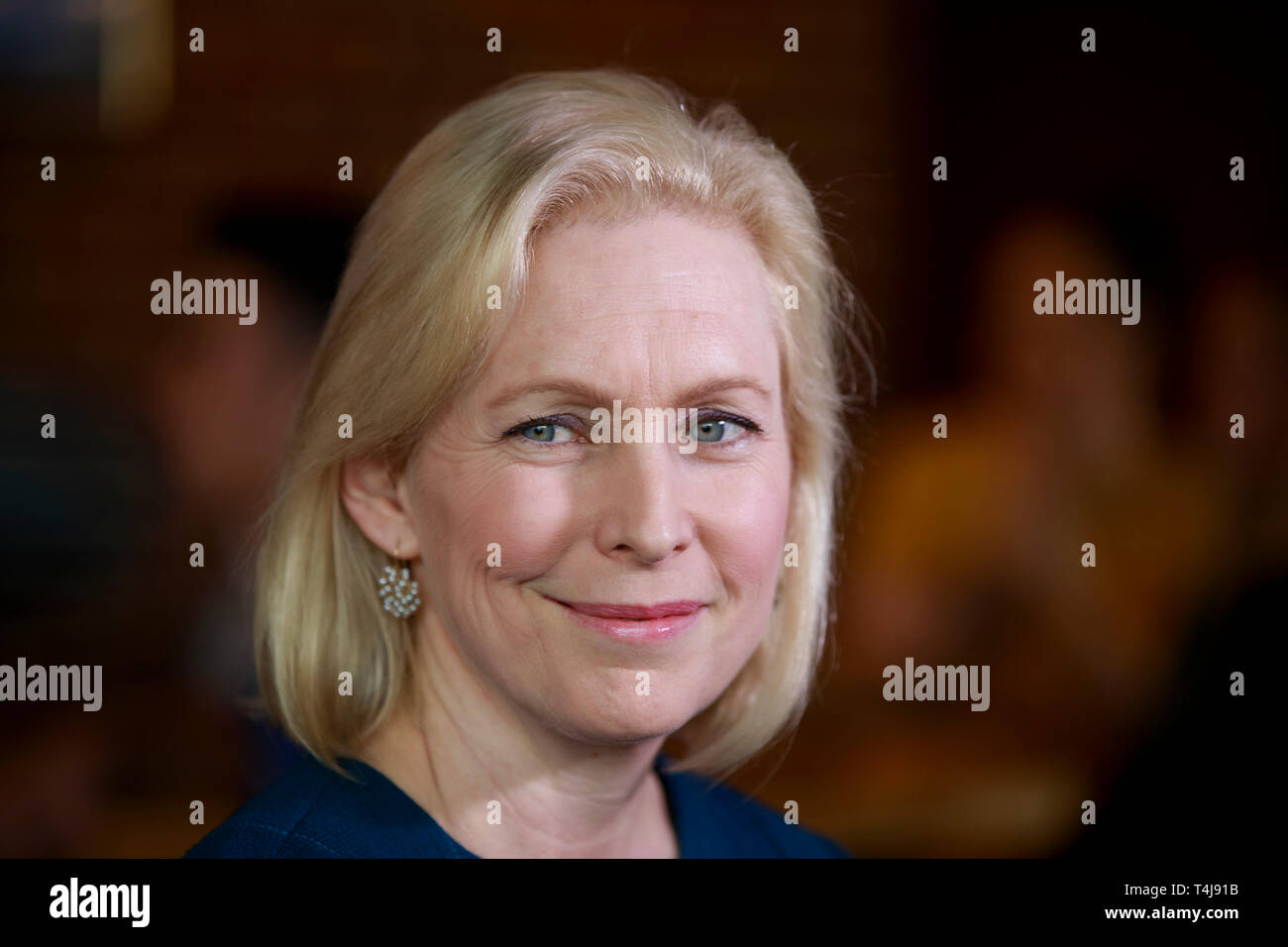 Le sénateur démocrate de New York, Kirsten Gillibrand campagnes pour Président des États-Unis à l'Université Drake-démocrates à Papa's Pizzeria Keno. Plus d'une douzaine de candidats du parti démocratique font campagne dans l'état de l'Iowa pour gagner l'Iowa Caucus démocratique Le 3 février 2020. Le caucus de l'Iowa fait partie d'une série d'élections primaires aux États-Unis qui aidera le parti démocratique de décider le candidat qui sera l'adversaire du Président des Etats-Unis, et leader de facto du parti républicain, Donald J. Trump. Les États-Unis ont deux partis politiques dominants que comp Banque D'Images